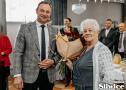 wójt i pani podlewska z kwiatami