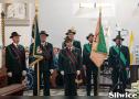 zebrani w kościele przy sztandarach