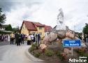 proboszcz czyta i mówi do mikrofonu