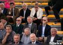 zaproszeni goście siedzą