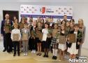 wójt, sekretarz, dyrektorzy szkół i zebrani z nagrodami