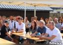 zebrani siedzą na ławkach