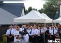 mieszkańcy i strażacy pod namiotami