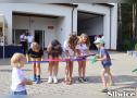 dzieci podają piłkę za pomocą rynienek