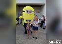kobieta z dziećmi i minionkiem