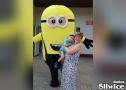 kobieta z dzieckiem i minionkiem