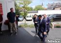 morawiecki i schreiber wchodzą do urzędu