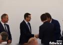 morawiecki wita się z zebranymi na sali