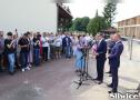 morawiecki mówi do mikrofonów