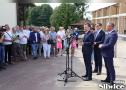 łukasz schreiber mówi do mikrofonów, w tle zebrani