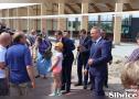 zdjęcie ministra z dziewczynką