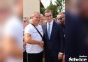 mężczyźni pozują do zdjęcia