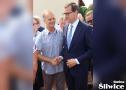 mężczyzna podaję sobie rękę z ministrem