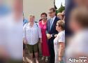 wspólne zdjęcie mieszkańców z ministrem