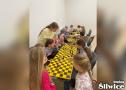 dzieci przy szachownicach