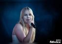 kobieta w blond włosach śpiewa