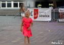 uśmiechnieta dziewczynka w sukience