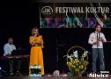 weronika korthals z dwoma mężczyznami na scenie