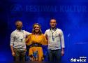 weronika korthals z ekipą na scenie