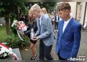 reprezentacja szkoły podstawowej w śliwicach składa kwiaty