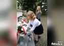 reprezentacja szkoły podstawowej w lińsku składa kwiaty