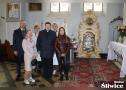 zebrani przy odrestaurowanym ołtarzu
