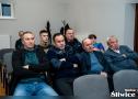 zebrani siedzą na krzesłach