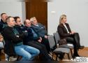 mieszkańcy i wicewójt siedzą na krzesłach