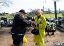 pan wrzuca pieniądze do puszki