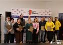 zebrani na sali z podpisanymi umowami
