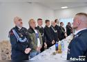 zebrani na sali stoją przy stołach