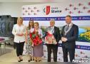 małżeństwo pozuje do zdjęcia