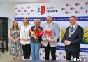 małżeństwo pozuje do zdjęcia