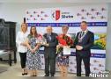 małżeństwo pozuje do zdjęcia