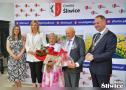 małżeństwo pozuje do zdjęcia