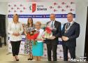 małżeństwo pozuje do zdjęcia