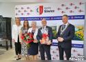 małżeństwo pozuje do zdjęcia