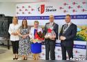 małżeństwo pozuje do zdjęcia