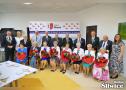 wszyscy zebrani pozują do wspólnego zdjęcia