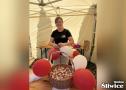 pracownik goku wiąże balony
