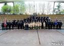 strażacy pozują do zdjęcia na amfiteatrze