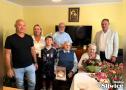helena lewadnowska z rodziną i wójtem pozują do zdjęcia