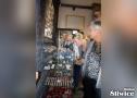 zebrani przeglądają znaleziska