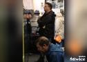 mężczyźni przeglają prace