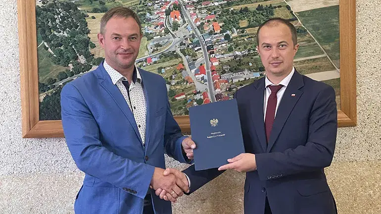Dwóch mężczyzn z umową