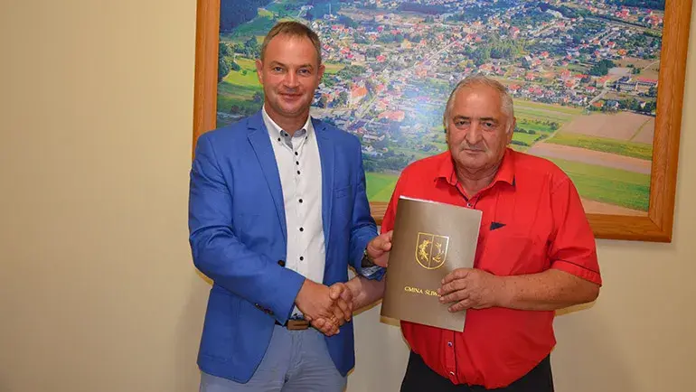 Dwóch mężczyzn z umową