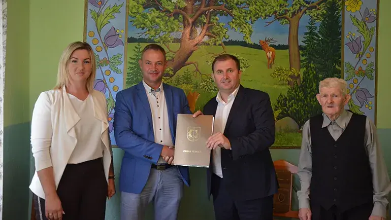 Trzech mężczyzn z umową i jedna kobieta
