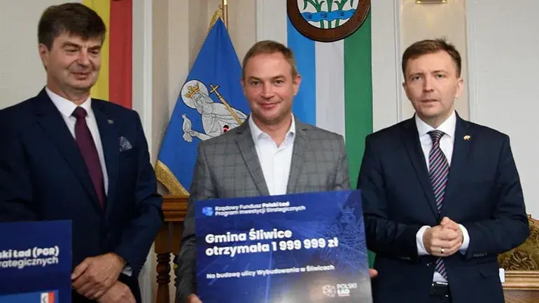 Trzech mężczyzn z czekiem
