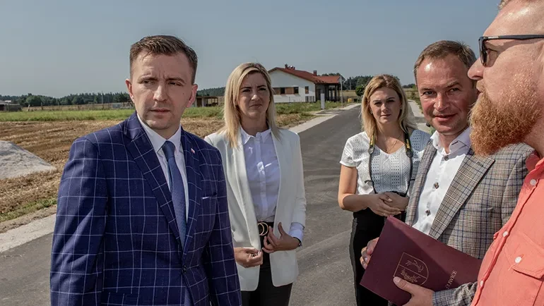 trzech mężczyzn i dwie kobiety 