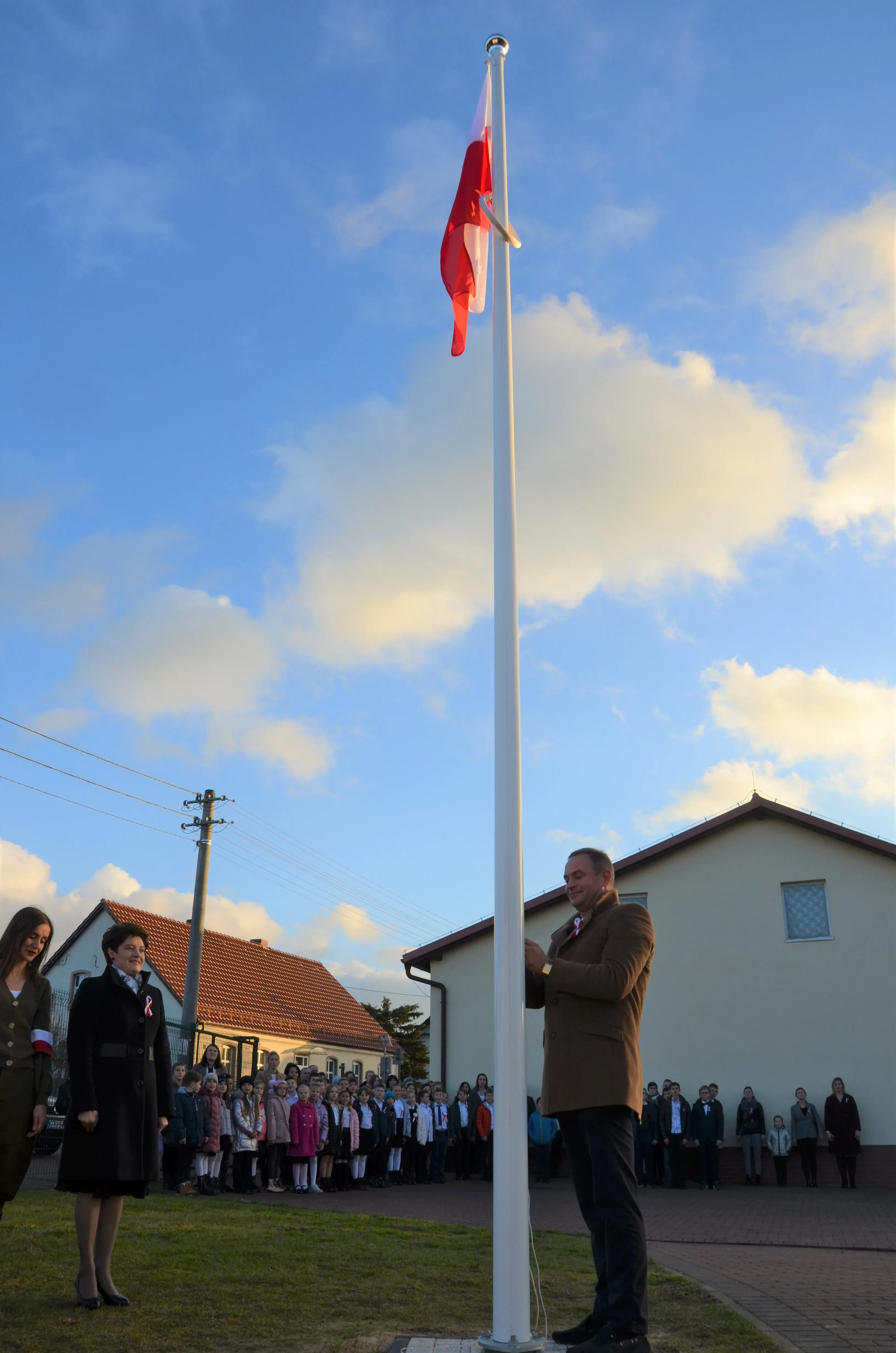 zakładanie flagi na maszt